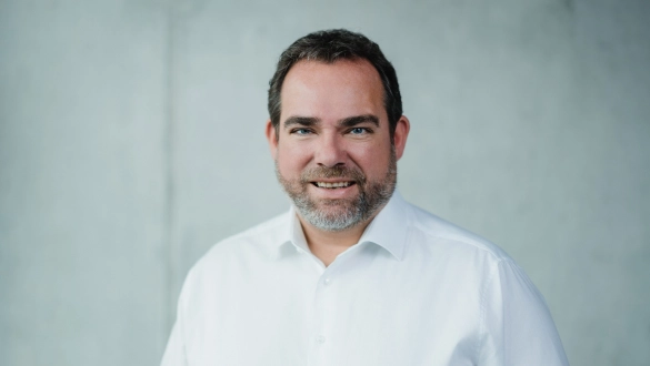 Julian Wicht, Mitglied der Geschäftsleitung der DeutschlandCard im offiziellen Porträtfoto für den Managementbereich