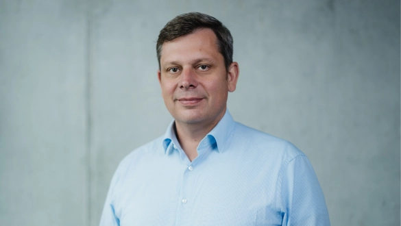 Professioneller Mann in Hemd vor grauem Hintergrund, ideal für Business-Profile.