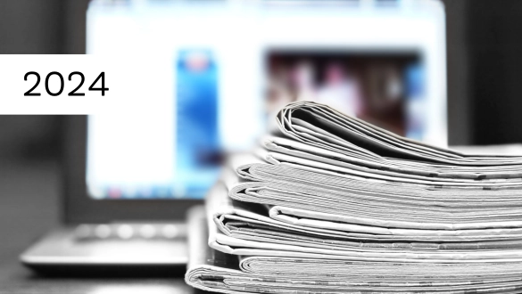 Zeitungen vor Laptop, 2024: Digitale Transformation im Fokus.