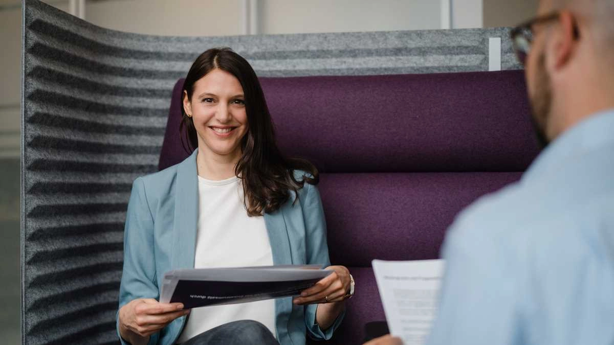 Moderne Geschäftskommunikation in stilvollem Büroambiente.