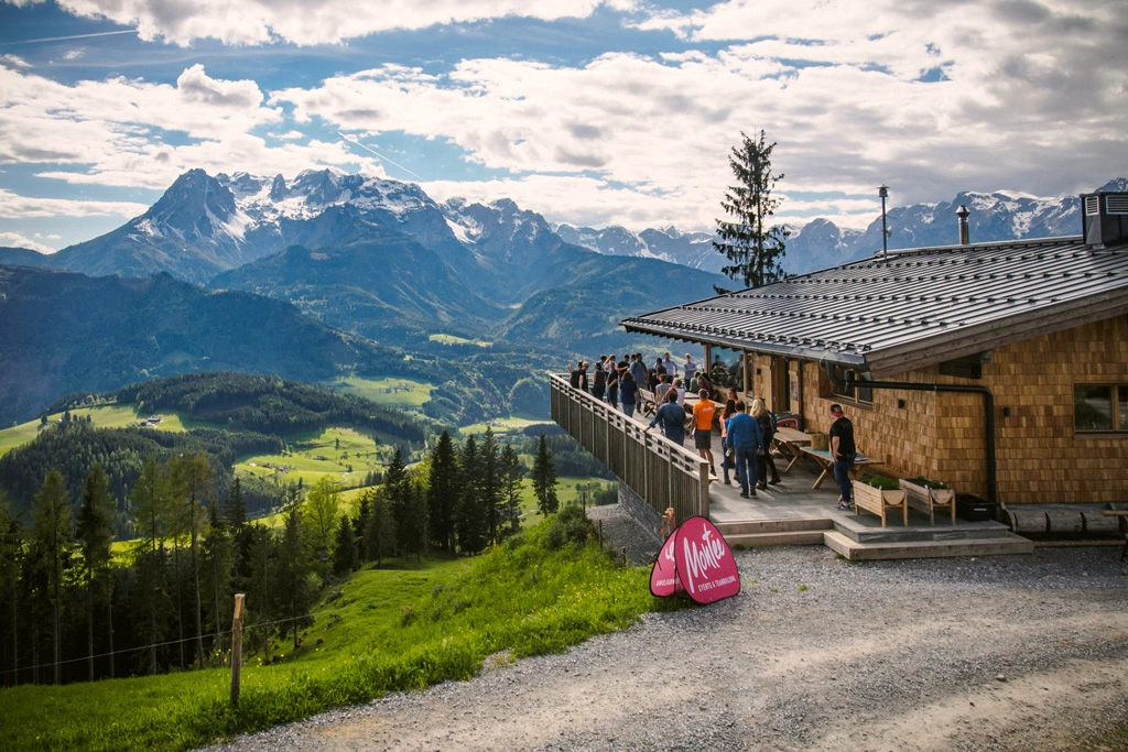Alpenpanorama: Moderne Berghütte mit Terrasse, ideal für Events und Erholung.