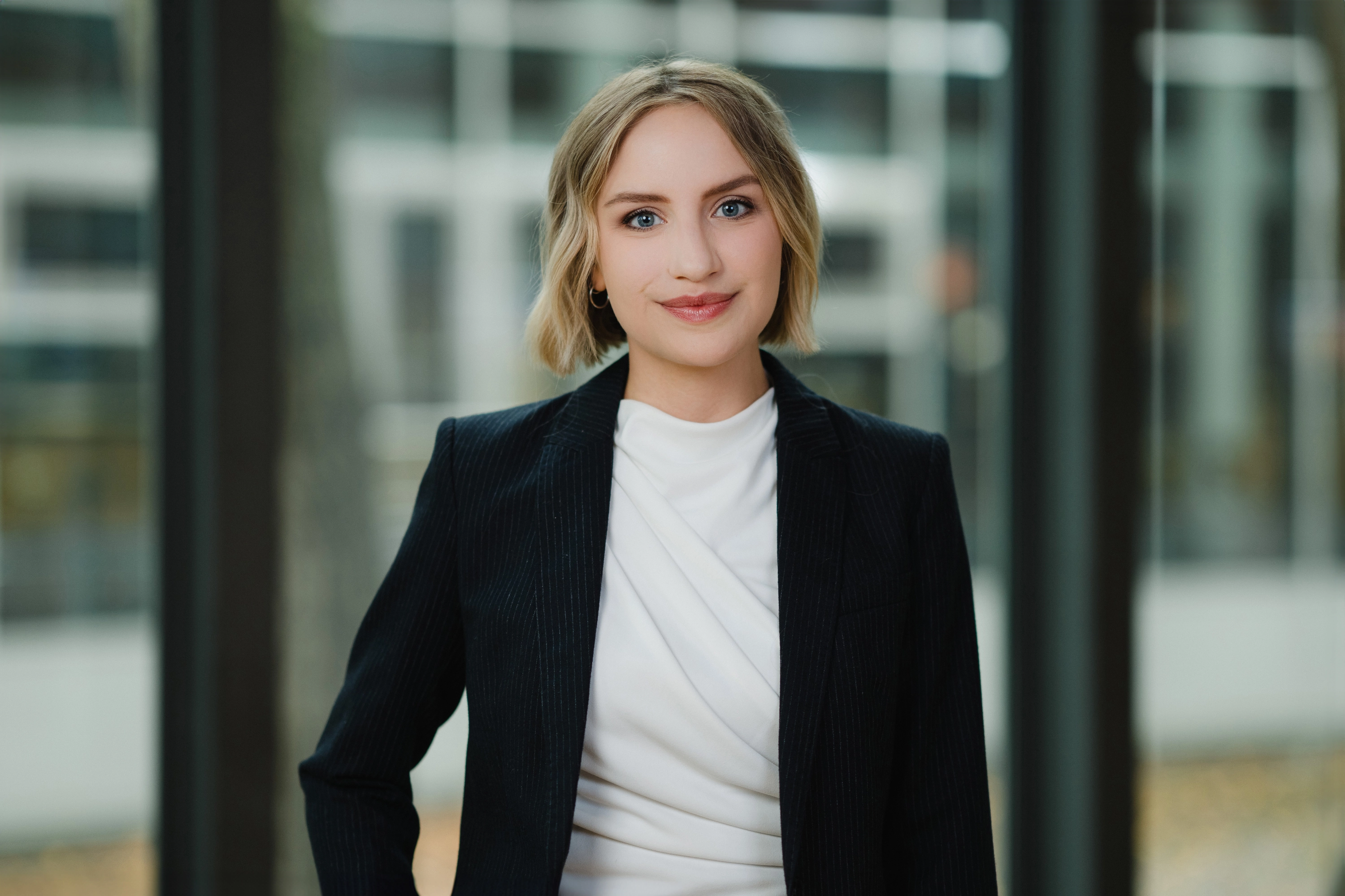Moderne Geschäftsfrau im eleganten Büro-Outfit, professionell und selbstbewusst.