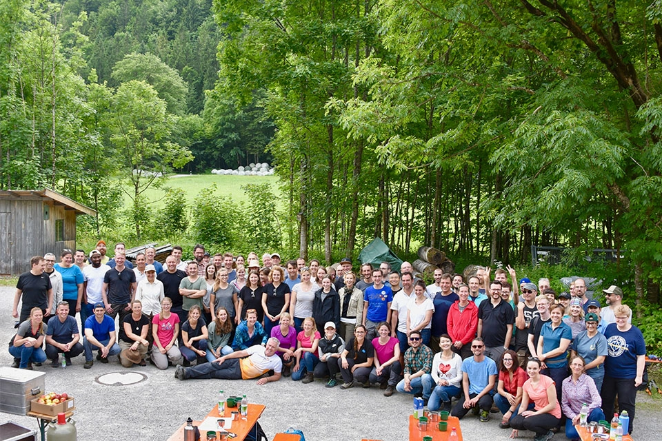 Großes Team-Event im Grünen: Gemeinschaft, Natur, Motivation und Erfolg.