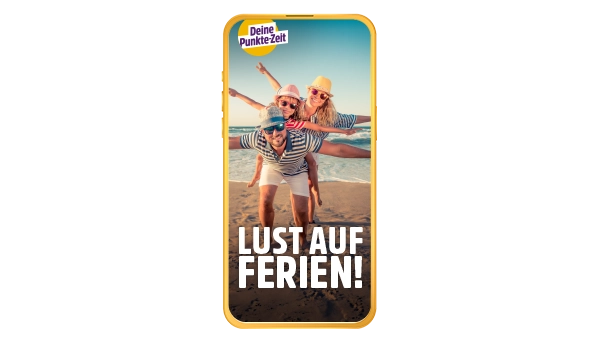 Fröhliche Freunde am Strand genießen den Sommerurlaub.