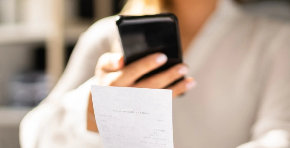 Smartphone-Scan eines Belegs: Effiziente digitale Dokumentenverwaltung.