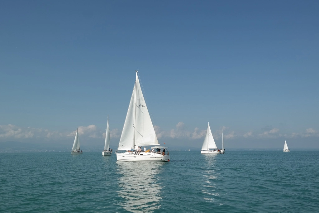 Segelboote auf ruhigem Wasser unter blauem Himmel - Entspannung und Freiheit erleben.