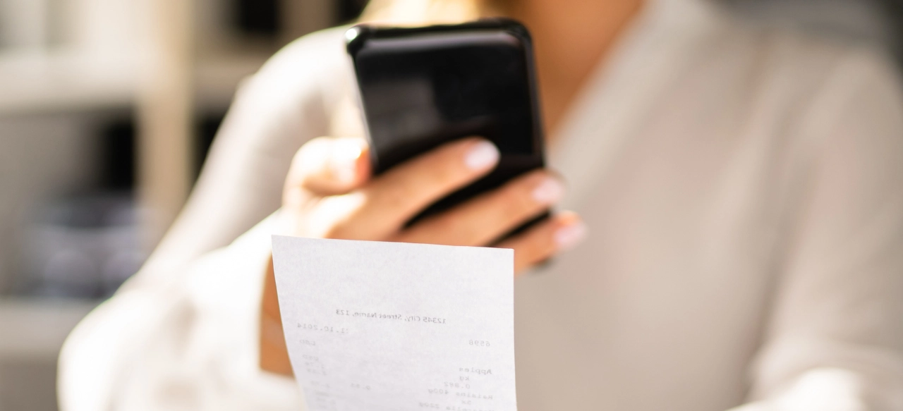 Smartphone-Scan eines Belegs: Effiziente digitale Buchhaltungslösung.